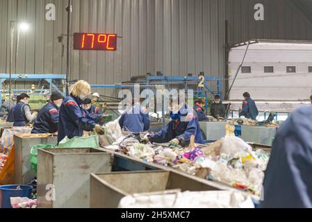 Moskau. Russland. Herbst 2020. Band Zur Sortierung Von Garbage. Manuelle Sortierung von Müll in der Recyclinganlage. Stockfoto
