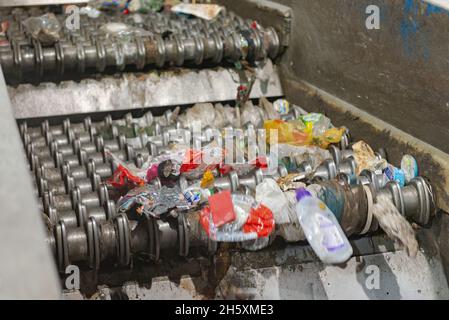 Moskau. Russland. Herbst 2020. Ein Gürtel mit einem Brecher in einer Müllfabrik. Müllsortieranlage, eines der Geräte. Stockfoto