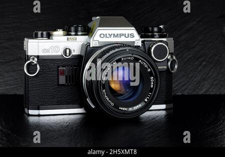 Olympus OM 10 35-mm-Spiegelreflexkamera mit eingebautem Zuiko 50-mm-Auto-s-Objektiv wurde die OM 10 1979 als Teil der OM-Systemreihe auf den Markt gebracht Stockfoto