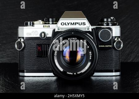 Olympus OM 10 35-mm-Spiegelreflexkamera mit eingebautem Zuiko 50-mm-Auto-s-Objektiv wurde die OM 10 1979 als Teil der OM-Systemreihe auf den Markt gebracht Stockfoto