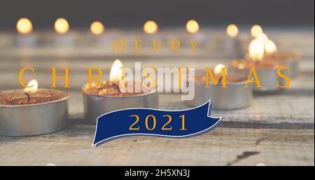 Bild von fröhlichem weihnachtstext über Kerzen Stockfoto