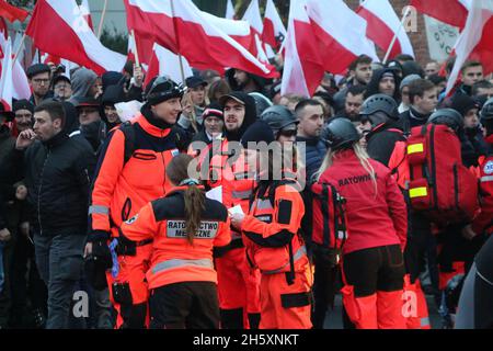 März des polnischen Unabhängigkeitstages und Sanitäter Stockfoto
