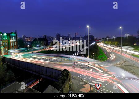 Blick in Richtung Leeds City Centre von Armley am frühen Morgen. Durch vorbeifahrenden Verkehr und Züge gibt es leichte Wege Stockfoto