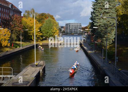 Berlin, Deutschland, Oberschleuse Landwehr Kanal Ruderboote in der Schleuse Stockfoto