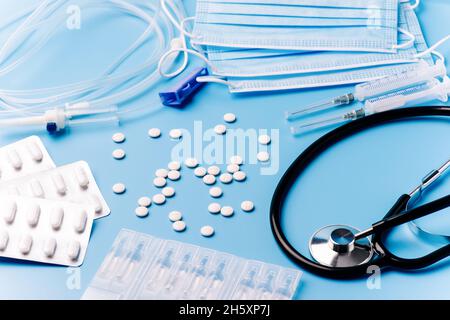 Medizinisches Bannerdesign. Healthcare und Medizin Konzept.Medizinische Geräte einschließlich Stethoskop, Schere, Spritzen und Kapseln auf blauem Hintergrund Stockfoto