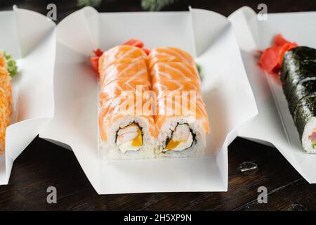 Philadelphia Rolle auf dem Teller für die Lebensmittelzustellung. Rollen Sie mit Lachs, Garnelen und Mango Stockfoto