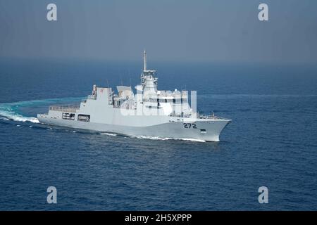 GOLF VON OMAN (NOV 11, 2021) die pakistanische Korvette PNS Tabuk segelt während einer Passübung im Golf von Oman am 11. November an der amphibischen Anlegestelle USS Pearl Harbor (LSD 52) entlang. Pearl Harbor und die 11. Marine Expeditionary Unit werden im Einsatzgebiet der 5. US-Flotte eingesetzt, um Marineinteroperationen zu unterstützen, um die maritime Stabilität und Sicherheit in der Zentralregion zu gewährleisten und das Mittelmeer und den Pazifik durch den westlichen Indischen Ozean und drei strategische Engpässe zu verbinden. (USA Navy Foto von Mass Communication Specialist 3rd Class Sang Kim) Stockfoto