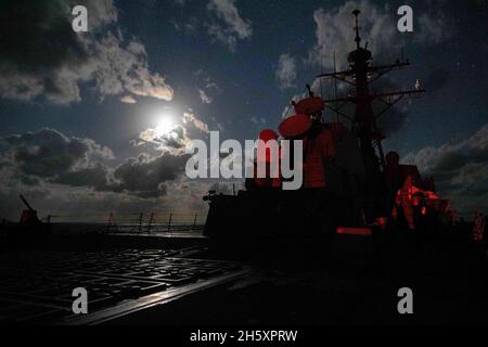 OSTCHINESISCHES MEER (NOV 11, 2021) USS Dewey (DDG 105), ein Lenkraketen-Zerstörer der Arleigh Burke-Klasse, durchreist während Routineoperationen das Ostchinesische Meer. Dewey wird Commander, Task Force (CTF) 71/Destroyer Squadron (DESRON) 15, der größten vorwärtseingesetzten DESRON der Marine und der wichtigsten Surface Force der US-Flotte der 7. Flotte, zugewiesen. (USA Navy Foto von Mass Communication Specialist 3rd Class Justin Stack) Stockfoto