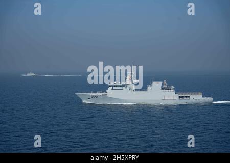 GOLF VON OMAN (NOV 11, 2021) die pakistanische Korvette PNS Tabuk, Front- und Schnellangriffsschiff PNS Azmat segelt während einer Passing-Übung im Golf von Oman am 11. November neben dem amphibischen Dock-Landungsschiff USS Pearl Harbor (LSD 52). Pearl Harbor und die 11. Marine Expeditionary Unit werden im Einsatzgebiet der 5. US-Flotte eingesetzt, um Marineinteroperationen zu unterstützen, um die maritime Stabilität und Sicherheit in der Zentralregion zu gewährleisten und das Mittelmeer und den Pazifik durch den westlichen Indischen Ozean und drei strategische Engpässe zu verbinden. (USA Navy Foto von Mass Communication Specialist 3rd Class S Stockfoto