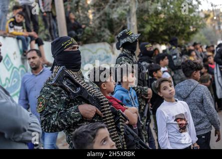 Gaza, Palästina. November 2021. Palästinensische Aktivisten der Al-Quds Brigaden, dem bewaffneten Flügel der Bewegung des Islamischen Dschihad, nehmen an einer Militärparade Teil, um den 34. Jahrestag der Gründung der Bewegung und den zweiten Jahrestag der Tötung ihres Führers Bahaa Abu el-Atta zu begehen. Kredit: SOPA Images Limited/Alamy Live Nachrichten Stockfoto