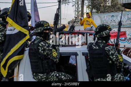 Gaza, Palästina. November 2021. Palästinensische Aktivisten der Al-Quds Brigaden, dem bewaffneten Flügel der Bewegung des Islamischen Dschihad, nehmen an einer Militärparade Teil, um den 34. Jahrestag der Gründung der Bewegung und den zweiten Jahrestag der Tötung ihres Führers Bahaa Abu el-Atta zu begehen. Kredit: SOPA Images Limited/Alamy Live Nachrichten Stockfoto