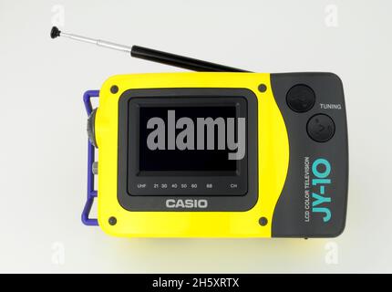 CASIO JY 10 analoger Farb-LCD-Pocket-Fernseher mit 2.5-Zoll-Bildschirm und integrierter ausziehbarer Antenne Stockfoto