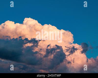Weiße Wolken an einem sonnigen Tag mit Sonnenreflexion in den Wolken Stockfoto