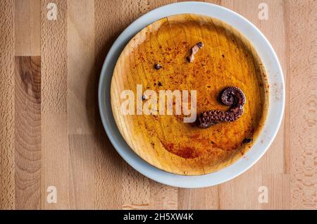 Nahaufnahme von pulpo a la gallega, einem Oktopus gekocht, typisch spanisch-galizisches Gericht, auf einem traditionellen Holzteller, mit Platz zum Kopieren Stockfoto