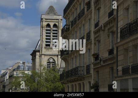 Die berühmte Kirche Saint Nicolas du Chardonnet und ein weiteres antikes Gebäude auf der Straße Stockfoto