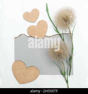 Blumenarrangements von großen flauschigen Dandelionen mit Kopierraum für Design. Stockfoto