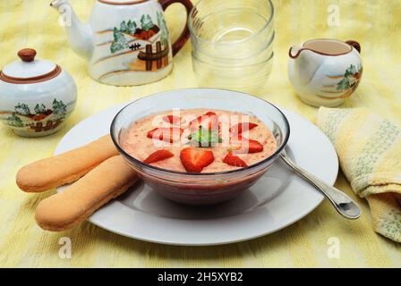 Erdbeerdessert mit bayrischer Creme in einer Glasschüssel Stockfoto
