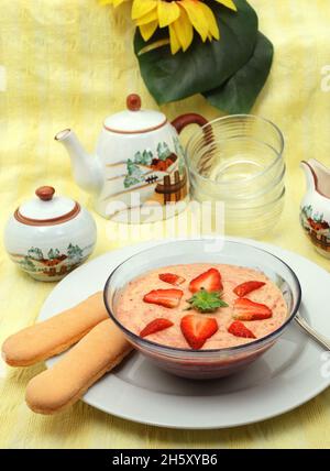 Erdbeerdessert mit bayrischer Creme in einer Glasschüssel Stockfoto