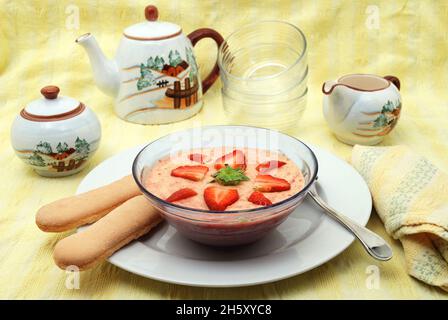 Erdbeerdessert mit bayrischer Creme in einer Glasschüssel Stockfoto