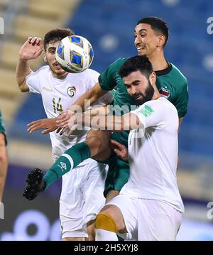 Doha, Katar. November 2021. Amir Al-Ammari (C) aus dem Irak steht während der FIFA Fußball-Weltmeisterschaft Katar 2022 mit Ahmad Ashkar (L) aus Syrien im Kampf gegen die Asienmeisterschaft Ein Fußballspiel zwischen dem Irak und Syrien in Doha, Katar, 11. November 2021. Kredit: Nikku/Xinhua/Alamy Live Nachrichten Stockfoto