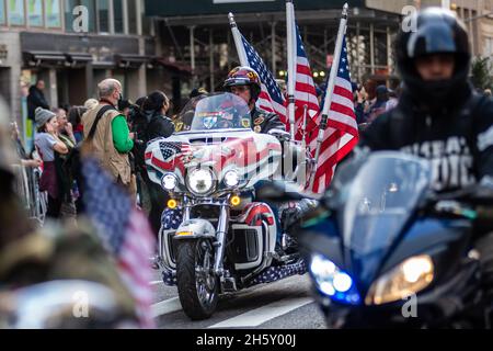 New York, USA. November 2021. Mitglieder der Motorradgruppe der Veteranen nehmen an der 102. Veterans Day Parade entlang der 5th Avenue in New York, New York, am 11. November 2021 Teil. (Foto von Gabriele Holtermann/Sipa USA) Quelle: SIPA USA/Alamy Live News Stockfoto