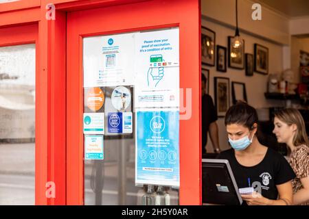 Sydney Australia November 21 Restaurant- und Café-Mitarbeiter müssen Gesichtsmasken tragen, sind aber für geimpfte Kunden wie diese Dame hier nicht obligatorisch Stockfoto