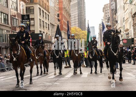 Manhattan, 5th Avenue, New York City USA: Novembwith big celebration; Horseback New York City Police Open Parade Stockfoto