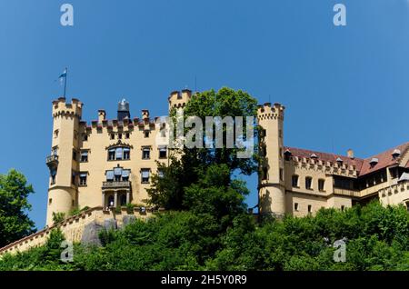 Fussen, Deutschland - 29. Juni 2019: Schloss Hohenschwangau in der Nähe des Märchenschlosses Neuschwanstein in den bayerischen Alpen, Residenz von König Ludwig II., Deutschland Stockfoto