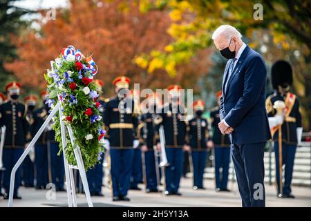 Der Präsident der Vereinigten Staaten, Joseph R. Biden, Jr., nimmt an einer feierlichen Zeremonie zur Verleihung der Ehrenwrangen der Streitkräfte des US-Präsidenten am Grab des unbekannten Soldaten Teil, die im Rahmen der 68. Feier des Nationalveteranen-Tages auf dem Arlington National Cemetery, Arlington, Virginia, am 11. November 2021 stattfand. Obligatorische Gutschrift: Elizabeth Fraser/US Army über CNP Stockfoto