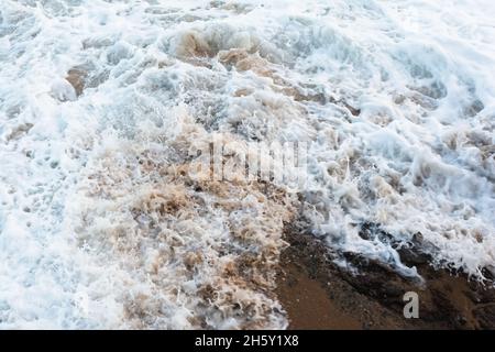 Meereswellen von Praia do Rio Vermelho brechen auf dem klaren Sand. Salvador, Bahia, Brasilien. Stockfoto
