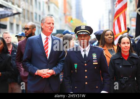 New York, N.Y/USA – 11. November 2021: Der Bürgermeister von New York, Bill de Blasio, und der NYPD, Rodney Harrison, marschieren am 11. November 2021 bei der Veterans Day Parade in New York City. (Quelle: Gordon Donovan/Alamy Live News) Stockfoto