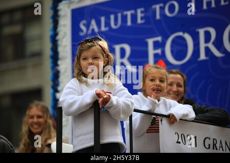 New York, N.Y/USA – 11. November 2021: Ein Kind schwingt während der Veterans Day Parade auf der Fifth Avenue in New York am 11. November 2021 die Flagge der Vereinigten Staaten. Quelle: Gordon Donovan/Alamy Live News) Stockfoto