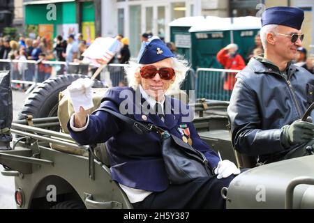 New York, N.Y/USA – 11. November 2021: Eine Veteranin winkt, während sie im Jeep die Fifth Avenue während der Veterans Day Parade in New York City am 11. November 2021 hochfährt. (Quelle: Gordon Donovan/Alamy Live News) Stockfoto