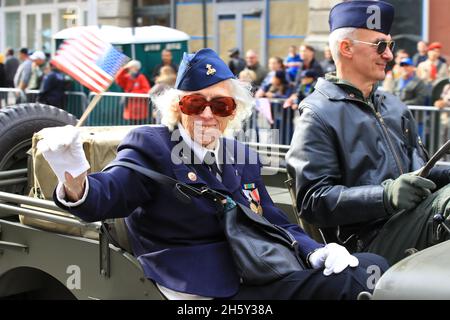 New York, N.Y/USA – 11. November 2021: Eine Veteranin winkt, während sie im Jeep die Fifth Avenue während der Veterans Day Parade in New York City am 11. November 2021 hochfährt. (Quelle: Gordon Donovan/Alamy Live News) Stockfoto