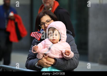 New York, N.Y/USA – 11. November 2021: Ein Kind schwingt während der Veterans Day Parade auf der Fifth Avenue in New York am 11. November 2021 die Flagge der Vereinigten Staaten. Quelle: Gordon Donovan/Alamy Live News) Stockfoto