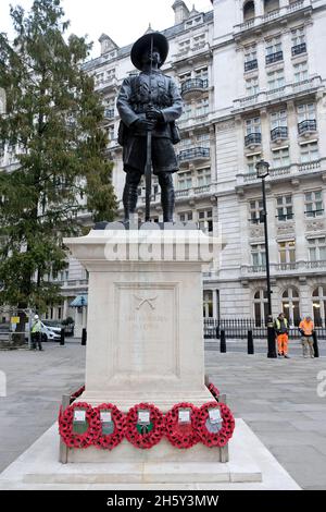 Kränze wurden am Waffenstillstandstag am Denkmal für die Brigade von Gurkhas in der Horse Guards Avenue hinter Whitehall gelegt. Stockfoto