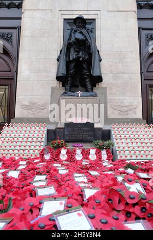 London, Großbritannien. Kränze werden um das Denkmal des Ersten Weltkriegs zum Waffenstillstandstag gelegt, an dem die alliierten und deutschen Streitkräfte einen Friedensvertrag unterzeichneten. Stockfoto