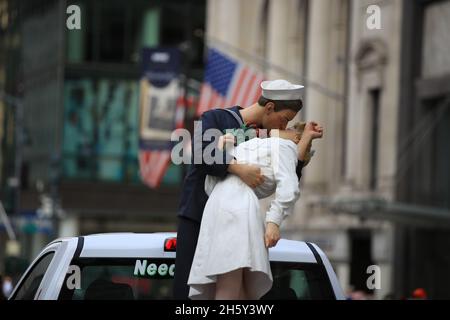 New York, N.Y/USA – 11. November 2021: Eine historische Statue des V-J Day auf dem Times Square (auch V-Day und der Kuss), fotografiert von Alfred Eisenstaedt im Jahr 1945 während der Veterans Day Parade auf der Fifth Avenue in New York am 11. November 2021. (Quelle: Gordon Donovan/Alamy Live News) Stockfoto