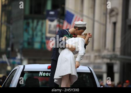 New York, N.Y/USA – 11. November 2021: Eine historische Statue des V-J Day auf dem Times Square (auch V-Day und der Kuss), fotografiert von Alfred Eisenstaedt im Jahr 1945 während der Veterans Day Parade auf der Fifth Avenue in New York am 11. November 2021. (Quelle: Gordon Donovan/Alamy Live News) Stockfoto