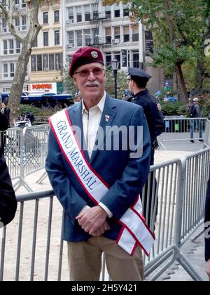 11. November 2021, New York, New York, USA: New York, New York City Gastgeber der größten Veteranâ €™s Day Parade im Land...die 102. Jährliche Veteranâ €™s Day Parade wird von der United war Veterans Council, und vorgestellten fast 200 marschierenden Einheiten, darunter aktive-diensthabende Mitglieder der Streitkräfte, veteranâ €™s Gruppen, und JROTC-Mitglieder, verschiedene Politiker, .. Großmarschall Schied Den Senior Master Der Luftwaffe Aus. Kevin Carrick. (Bild: © Bruce Cotler/ZUMA Press Wire) Stockfoto