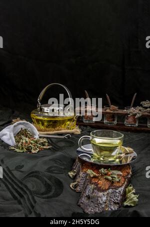 Eine Tasse Pandanblatt-Tee, indische Marschen Flabane Pflanzen Blätter mit Safflower getrocknet (Saffron-Ersatz) auf dunklem Hintergrund. Thailändische Kräuterpflanze und -Alt Stockfoto