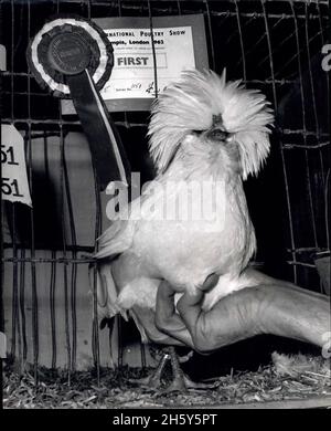 04. Dezember 1962 - Unser Weihnachtsessen wird ausgestellt; heute wird in Olympia die International Poultry Show eröffnet, wo etwa 34 Geflügelklassen zu sehen sind, wo etwa 34 Geflügelklassen und über 2,000 Standard-Zuchtvieh und Stammvieh zu sehen sind. Foto zeigt den Gewinner eines 1. Preis-ausweises, den Polen bantam ''Male'' im Besitz von L. Roberts von Market Rasen, Linos. Kredit: Keystone Pictures USA/ZUMAPRESS.com/Alamy Live Nachrichten Stockfoto