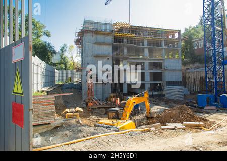 Sechs Stockwerke eines unfertigen Gebäudes auf der Baustelle. Sonderausrüstung auf der Baustelle. Stockfoto