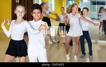 Gruppe von Kindern tanzen Tango im Tanzstudio Stockfoto