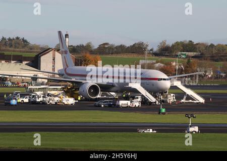 PK-GIG, eine Boeing 777-3U3ER von Garuda Indonesia, die vom Prestwick International Airport in Ayrshire, Schottland, abfliegt. Das Flugzeug war in Schottland, um indonesische Delegierte zum COP26-Klimagipfel im nahe gelegenen Glasgow zu bringen. Stockfoto