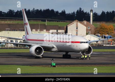 PK-GIG, eine Boeing 777-3U3ER von Garuda Indonesia, die vom Prestwick International Airport in Ayrshire, Schottland, abfliegt. Das Flugzeug war in Schottland, um indonesische Delegierte zum COP26-Klimagipfel im nahe gelegenen Glasgow zu bringen. Stockfoto