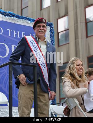 Fifth Avenue, New York, USA, 11. November 2021 - der Grand Marshal ist der Veteran der US-Luftwaffe, Kevin Carrick, sowie Tausende von Marschern nahmen heute an der Veterans Day Parade 2021 in der Fifth Avenue in New York City Teil. Foto: Luiz Rampelotto/EuropaNewswire FOTOKREDIT ERFORDERLICH. Quelle: dpa picture Alliance/Alamy Live News Stockfoto