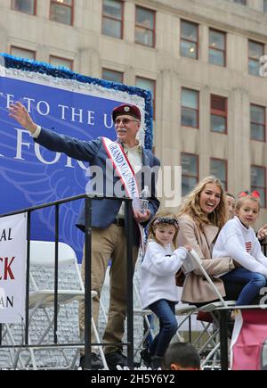 Fifth Avenue, New York, USA, 11. November 2021 - der Grand Marshal ist der Veteran der US-Luftwaffe, Kevin Carrick, sowie Tausende von Marschern nahmen heute an der Veterans Day Parade 2021 in der Fifth Avenue in New York City Teil. Foto: Luiz Rampelotto/EuropaNewswire FOTOKREDIT ERFORDERLICH. Quelle: dpa picture Alliance/Alamy Live News Stockfoto