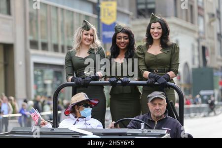 Fifth Avenue, New York, USA, 11. November 2021 - Tausende von Marschern nahmen heute an der Veterans Day Parade 2021 in der Fifth Avenue in New York City Teil. Foto: Luiz Rampelotto/EuropaNewswire FOTOKREDIT ERFORDERLICH. Quelle: dpa picture Alliance/Alamy Live News Stockfoto