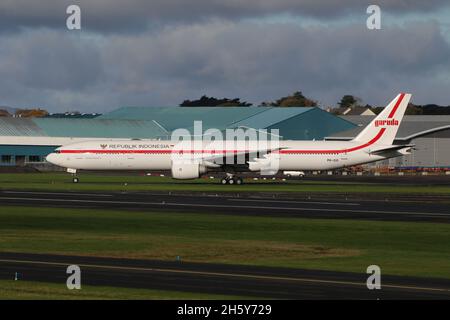 PK-GIG, eine Boeing 777-3U3ER von Garuda Indonesia, die vom Prestwick International Airport in Ayrshire, Schottland, abfliegt. Das Flugzeug war in Schottland, um indonesische Delegierte zum COP26-Klimagipfel im nahe gelegenen Glasgow zu bringen. Stockfoto